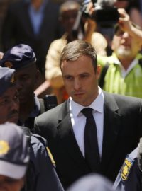 Pretoria, Jihoafrická republika. Handicapovaný atlet Oscar Pistorius odchází od soudu, kde zazněly závěrečné řeči obhájce a žalobce