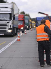 Dělníci začali 14. října odstraňovat provizorní betonová svodidla na modernizovaném úseku D1 mezi Jihlavou a Větrným Jeníkovem ve směru na Prahu