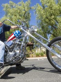 Motorka z legendárního filmu Easy Rider by se mohla vydražit za milion dolarů