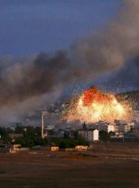 Pohled od turecké hranice na syrské město Kobani krátce po leteckých úderech spojeneckých armád. V Kobani bojují obránci města, které podporují spojenci ze vzduchu, s útočícími radikály z Islámského státu