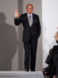 Oscar de la Renta na jedné z módních přehlídek v New Yorku (v únoru 2012)