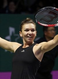 Rumunská tenistka Simona Halepová slaví vítězství nad americkou favoritkou Serenou Williamsovou