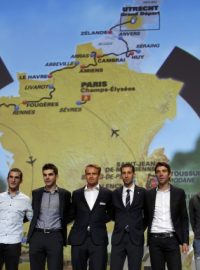 Slavnostní prezentace se zúčastnili také cyklisté Kittel (zleva)Kwiatkowski, Kristoff, Nibali, Pinot, Peraud a Evans