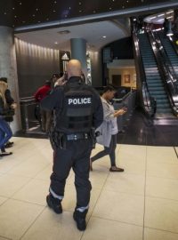 Policie uzavřela i okolí Dundas Square