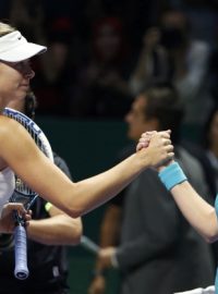 Ruska Šarapovová gratuluje Petře Kvitové k vítězství po zápase na Turnaji mistryň v Singapuru