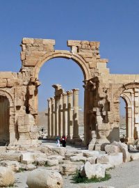 Oáza Palmyra v syrské poušti je na seznamu světového dědictví UNESCO, ale když ji dobyla teroristická bojůvka Islámského státu, turistický magnet se změnil v měsíční krajinu