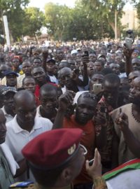 Mluvčí armády mluví s protivládními demonstranty u vojenského velitelství v Ouagadougou