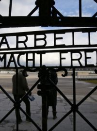 Kovová vrata v bývalém koncentračním táboře Dachau, která ukradli neznámí zloději na archivním snímku z ledna 2014