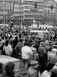 Generální stávka 27. listopadu 1989. Václavské náměstí zaplnily davy lidí