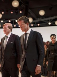 Nizozemský premiér Rutte (vlevo) se členy královské rodiny při pietním aktu