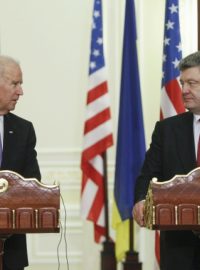 Americký viceprezident Joe Biden a ukrajinský prezident Petro Porošenko na tiskové konferenci v Kyjevě