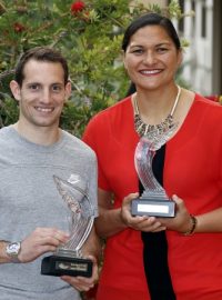 Tyčkař Rénaud Lavillenie s koulařkou Valery Adamsovou s trofejemi pro atlety roku 2014