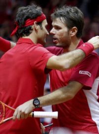 Roger Federer (vlevo) a Stan Wawrinka zajistili Švýcarsku druhý bod