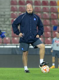 Kouč Rafael Benítez na tréninku Neapole před zápasem se Spartou