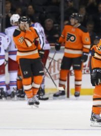 Jakub Voráček hledí zdrceně k ledu slavné Madison Square Garden. S Philadelphií na domácí tým nestačil