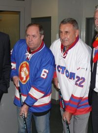 Na zápas přišly i hokejové legendy Milan nový a Jaroslav Pouzar, doprovodili je prezident Motoru Roman Turek (vlevo) a manažer Stanislav Bednařík