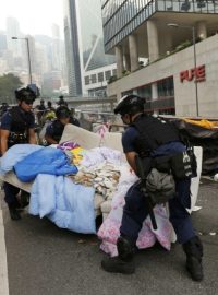 Hongkongská policie vyklízí tábor prodemokratických demonstrantů