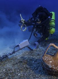 Podmořské výzkumy v oblasti, kde leží přes 2000 let starý vrak z Antikythéry, přinesly řadu nových materiálních nálezů