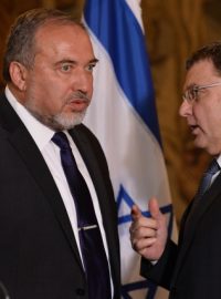 Izraelský ministr zahraničních věcí Avigdor Lieberman (vlevo) a ministr zahraničních věcí ČR Lubomír Zaorálek