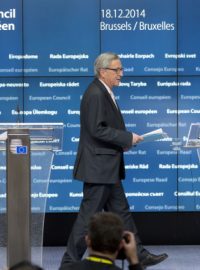 Předseda Evropské rady Donald Tusk a prezident Komise Jean-Claude Juncker přicházejí na tiskovou konferenci po skončení summitu