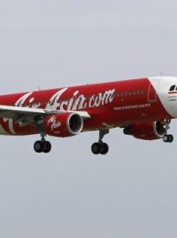 Letadlo malajsijské nízkonákladové společnosti AirAsia se 155 cestujícími na palubě ztratilo kontakt s řídící věží