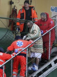 Někteří cestující zachránění z trajektu Norman Atlantic už dorazili do italského přístavu Bari