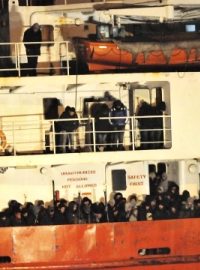 Na palubě lodi nákladní Blue Sky M se tísnilo skoro tisíc uprchlíků