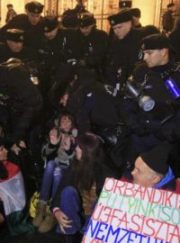 Protivládní protesty budou v Budapešti pokračovat i v roce 2015