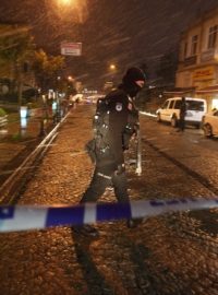 Okolí policejní stanice v Istanbulu, kde se odpálila sebevražedná atentátnice, je nyní uzavřeno