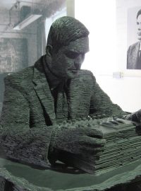 Socha Alana Turinga s přístrojem Enigma (Bletchley Park Museum)