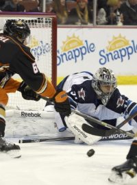 Ondřej Pavelec si sice v Anaheimu sice připsal 39 úspěšných zákroků, vedení ale neudržel