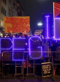 Demonstrace Pegidy proběhly ve více než desítce německých měst, v blízkosti protestovali i odpůrci hnutí