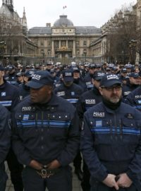 Francouzští policisté vzdávají hold zabitým kolegům