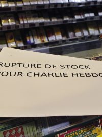 Charlie Hebdo není, hlásí nápis v pařížské trafice