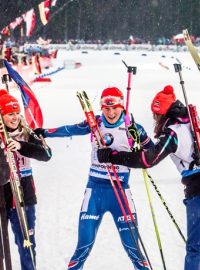 České Biatlonistky (zleva Gabriela Soukalová, Eva Puskarčíková, Veronika Vítková a Jitka Landová) se radují v cíli. Druhá štafeta není ani v cílové rovince