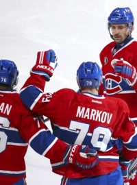 Tomáš Plekanec byl první hvězdou Montrealu při výhře nad Islanders, ke čtyřem bodům mu gratulovali i spoluhárič Subban a Markov