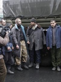 Ukrajinští váleční zajatci v doprovodu příslušníků ozbrojených sil separatistické samozvané Doněcké lidové republiky