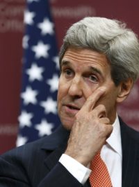 Americký ministr zahraničí John Kerry na tiskové konferenci po jednání protiteroristické koalice