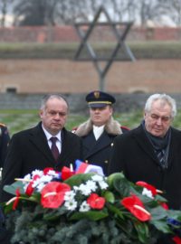 Miloš Zeman (vpravo) spolu s Andrejem Kiskou (vlevo) uctili památku obětí holokaustu položením věnců na Národním hřbitově v Terezíně
