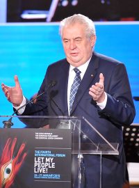 Miloš Zeman na konferenci Let My People Live v lednu 2015 prohlásil: „Jeden z největších českých novinářů Ferdinand Peroutka uveřejnil v prestižním časopise Přítomnost článek s titulkem Hitler je gentleman.“ A odstartoval tím kauzu Peroutka