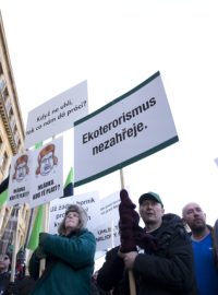Před MPO v Praze demonstrovaly stovky horníků za úplné prolomení těžebních limitů v severních Čechách