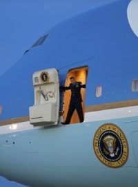 Letecký speciál amerického prezidenta Air Force One na letišti ve Washingtonu (snímek z 8. ledna 2015)