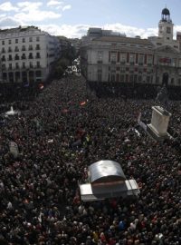 Desítky tisíc lidí demonstrovaly v Madridu na podporu levicové strany Podemos