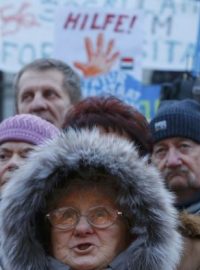 Demonstrace proti vládě Viktora Orbána před parlamentem v Budapešti