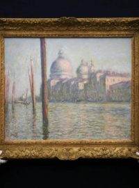 Zaměstnanci aukční síně Sotheby’s předvádějí obraz Velký kanál od Clauda Moneta