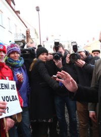 V Krásné Lípě protestovalo asi třicet lidí proti výrokům prezidenta zemana o inkluzi. Na snímku prezident diskutuje s protestujícími.