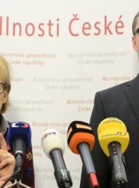 Ministryně spravedlnosti Helena Válková a nejvyšší státní zástupce Pavel Zeman po jednání o přípravě návrhu zákona o státním zastupitelství