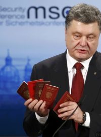 Ukrajinský prezident Petro Porošenko na bezpečností konferenci v Mnichově. Porošenko ukazuje ruské pasy, které mají podle něj dokazovat působení ruských jednotek na Ukrajině