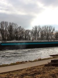 U Lovosic spustili na Labe obří chemický tanker, loď má 90 metrů