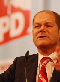 Znovu zvolený starosta Hamburku, 57letý Olaf Scholz, označil vysoké volební vítězství sociálních demokratů za „velkolepý úspěch, který potvrdil důvěru občanů v SPD“